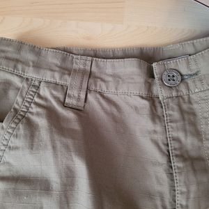 BRAND NEW, COLUMBIA, SIZE 30 MENS PANTS ARMY GREEN